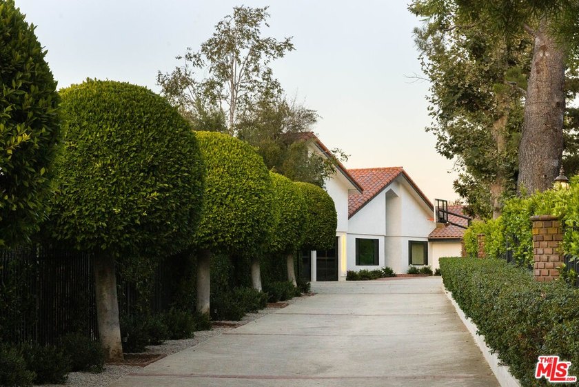 Set at the end of a quiet cul-de-sac in North Ranch Proper, this - photo 3