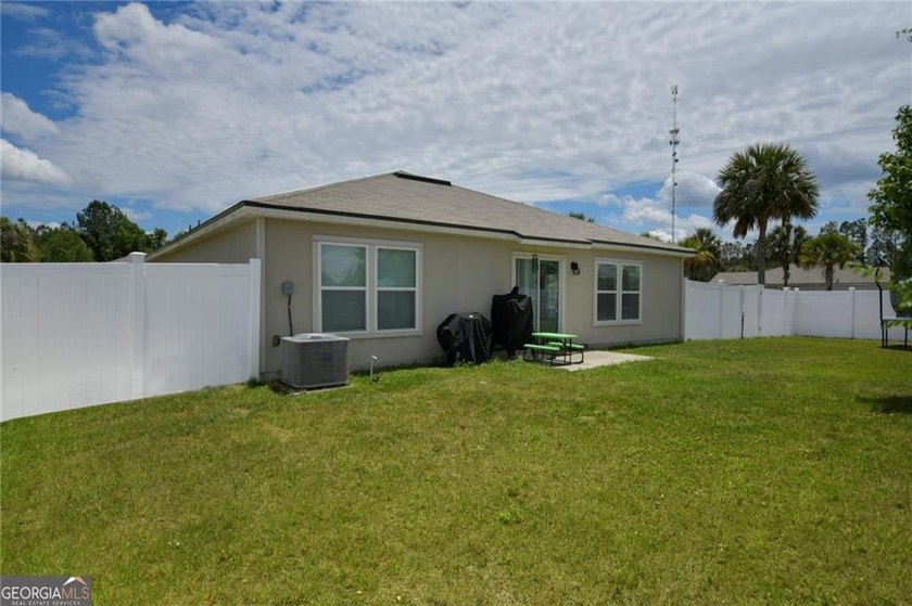 LOVELY 4 BEDROOM HOME WITH VINYL FENCED BACKYARD. SPACIOUS - photo 5