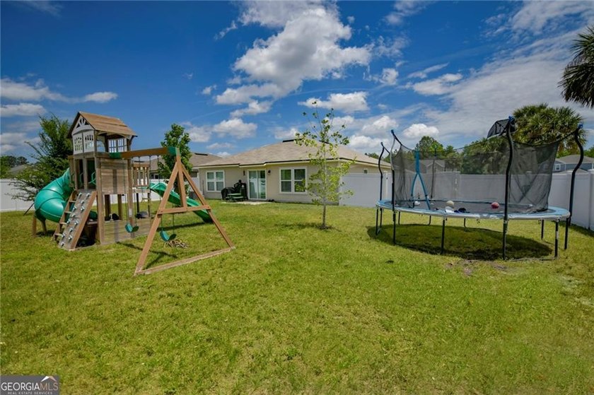 LOVELY 4 BEDROOM HOME WITH VINYL FENCED BACKYARD. SPACIOUS - photo 6
