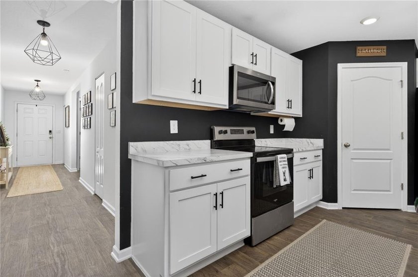 LOVELY 4 BEDROOM HOME WITH VINYL FENCED BACKYARD. SPACIOUS - photo 10