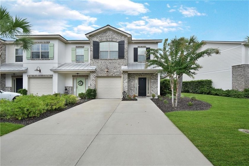 Experience Coastal elegance and convenient Island living in this - photo 2