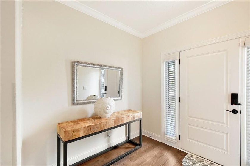 Experience Coastal elegance and convenient Island living in this - photo 4