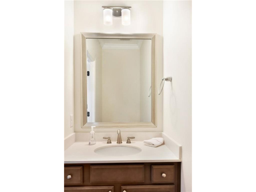 Experience Coastal elegance and convenient Island living in this - photo 5