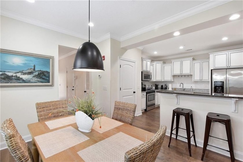 Experience Coastal elegance and convenient Island living in this - photo 7