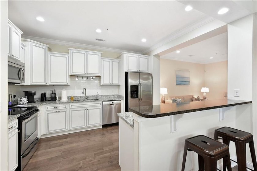 Experience Coastal elegance and convenient Island living in this - photo 8