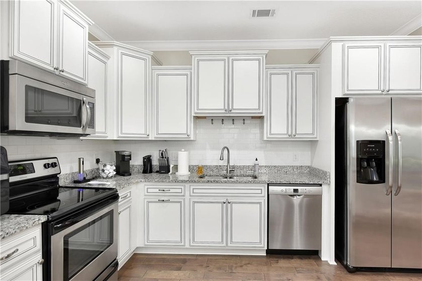 Experience Coastal elegance and convenient Island living in this - photo 9