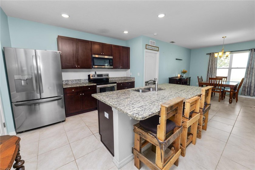 Welcome to a home that makes everyday living simple and - photo 7
