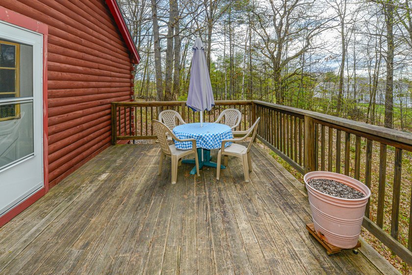 Cozy 2 BR, 2 Bath log sided home with knotty pine interior on a - photo 8