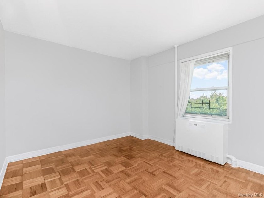 Welcome to 2 Fordham Hill Oval #5B. Move-In ready. As you enter - photo 13