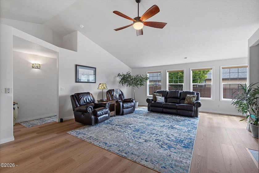 Beautiful 3 bed / 2 bath 1,728 sf single level home just blocks - photo 3