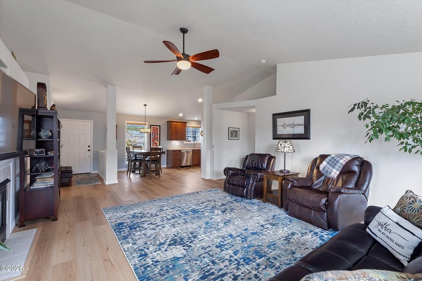 Beautiful 3 bed / 2 bath 1,728 sf single level home just blocks - photo 4