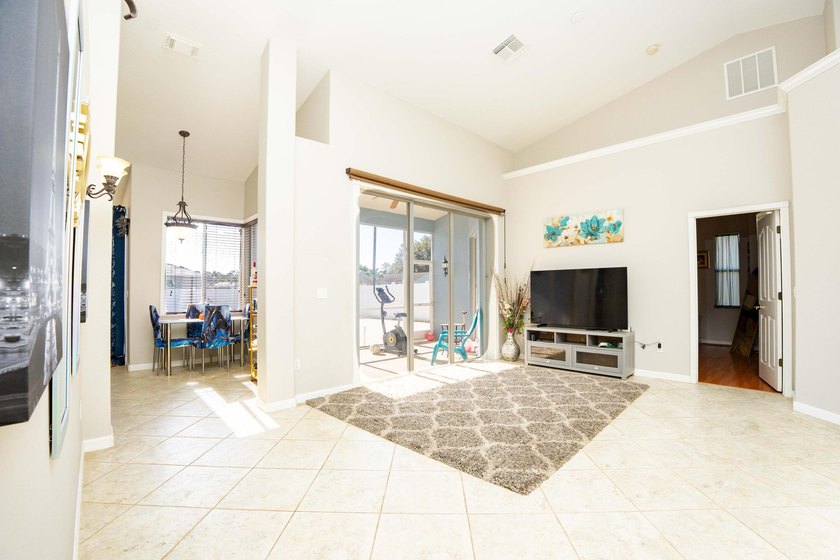 Step into this meticulously maintained 2006 CBS built home - photo 5