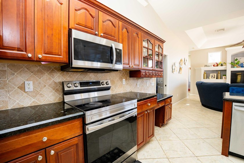Step into this meticulously maintained 2006 CBS built home - photo 10