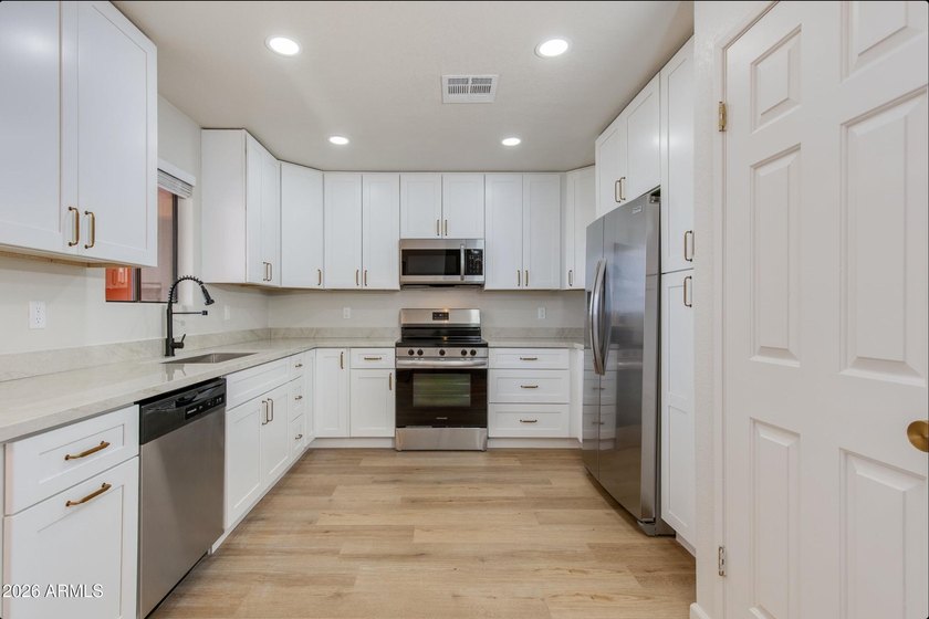 Beautifully remodeled top floor condominium with stunning views - photo 11