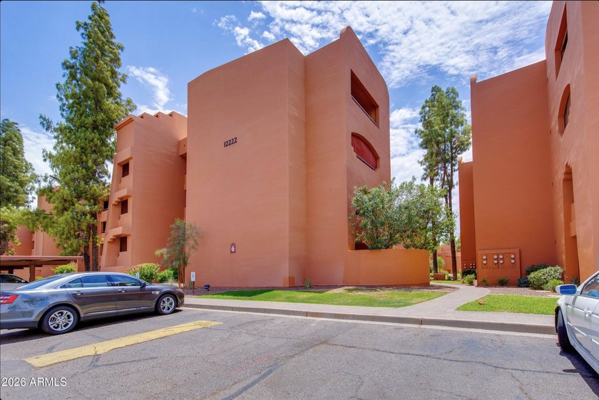 Beautifully remodeled top floor condominium with stunning views - photo 33