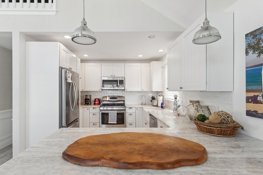 Charming two-story single-family home featuring 5 bedrooms and 3 - photo 7