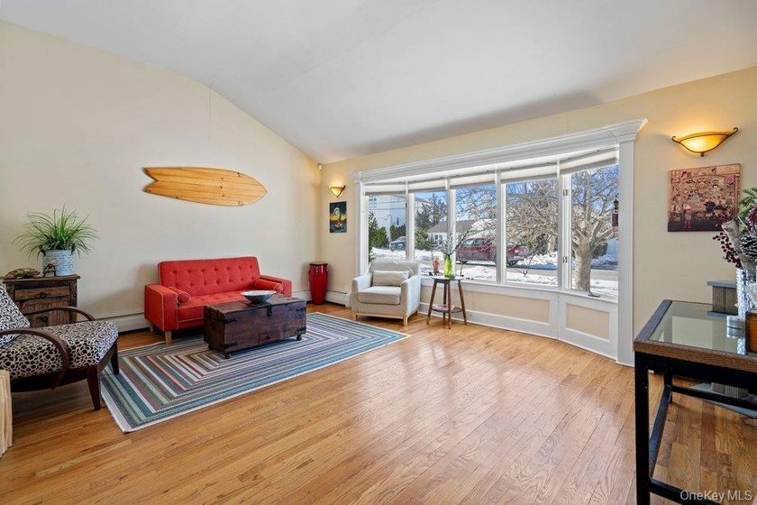 Welcome to 60 Leewater Ave. This sprawling split-level three - photo 5