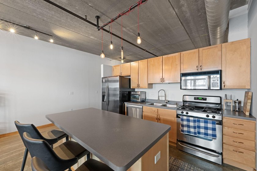 Live in true modern loft living in the heart of the North Loop - photo 5