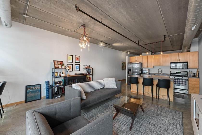 Live in true modern loft living in the heart of the North Loop - photo 8