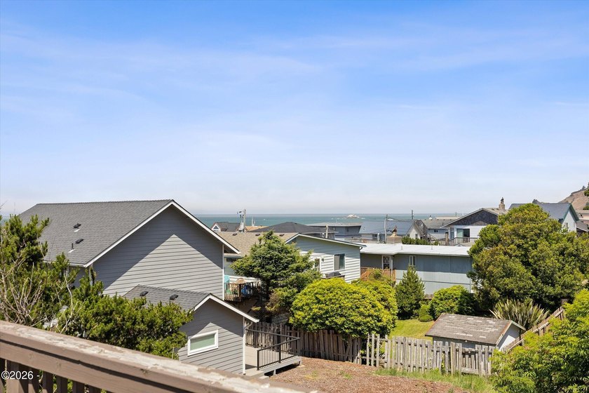 Great OCEAN VIEW Home in Road's End! Nearby beach access for - photo 8