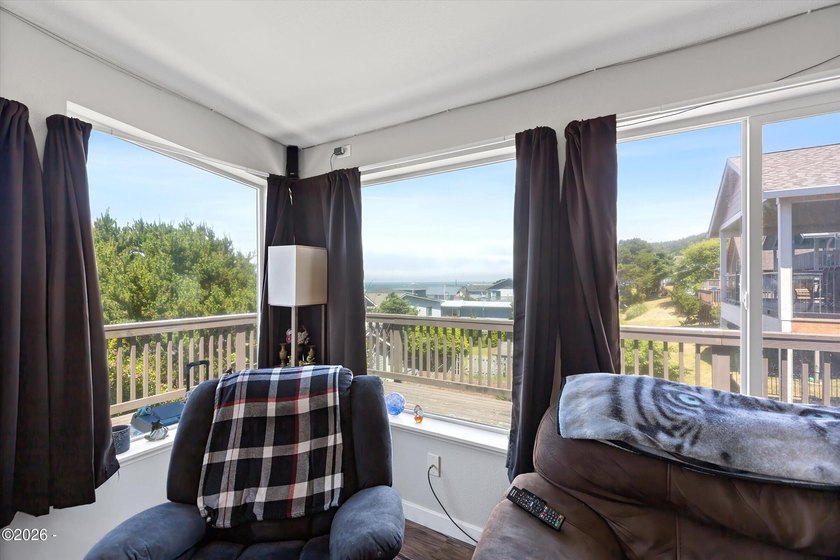 Great OCEAN VIEW Home in Road's End! Nearby beach access for - photo 10