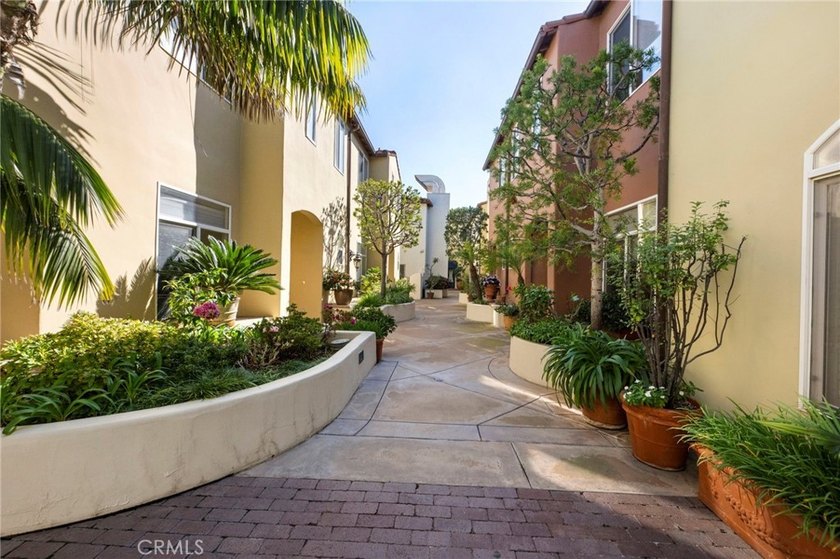 Fabulous location in downtown Huntington Beach-just 2 blocks to - photo 3