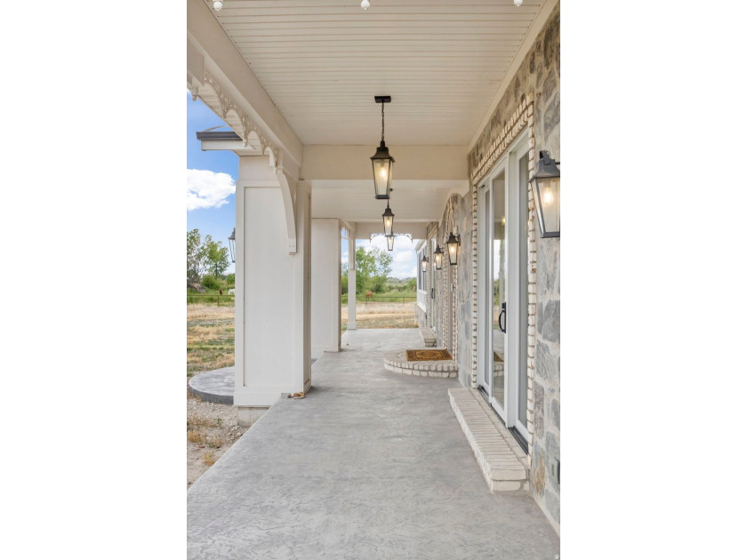 An exquisite custom estate where luxury, function, and serenity - photo 5