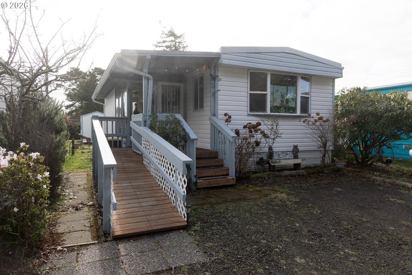 Welcome to this well kept 2 bedroom, 2 bathroom single-wide - photo 2