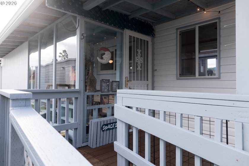 Welcome to this well kept 2 bedroom, 2 bathroom single-wide - photo 3