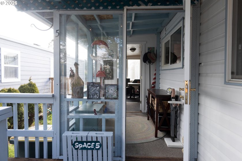 Welcome to this well kept 2 bedroom, 2 bathroom single-wide - photo 4
