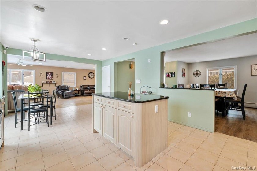 Welcome to 5 Lafayette Place in the heart of Massapequa Shores - - photo 5