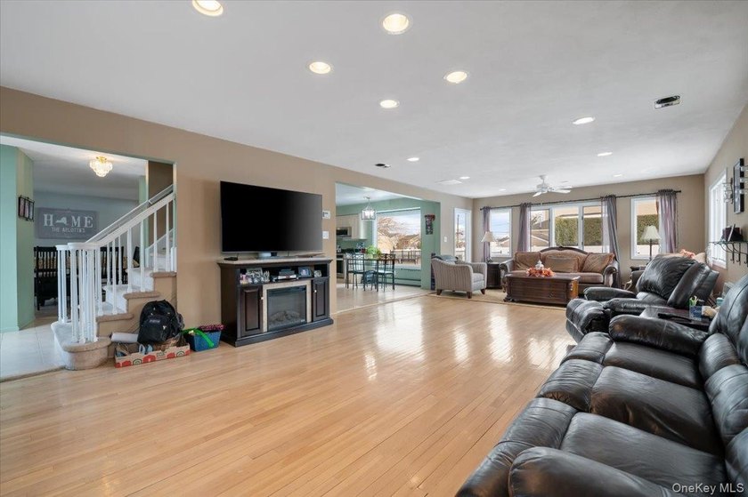 Welcome to 5 Lafayette Place in the heart of Massapequa Shores - - photo 6