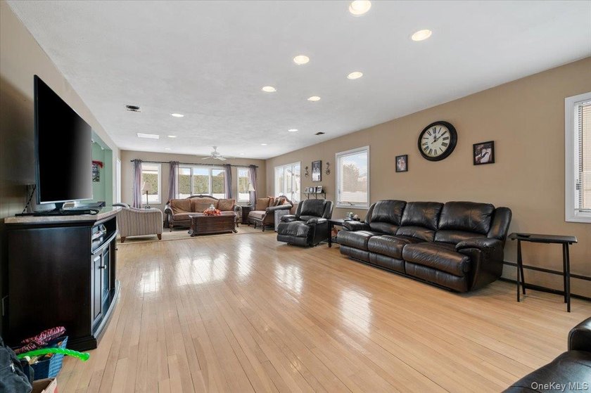 Welcome to 5 Lafayette Place in the heart of Massapequa Shores - - photo 8