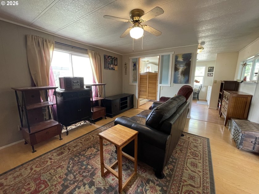Welcome to this well kept 2 bedroom, 2 bathroom single-wide - photo 8