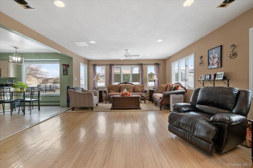 Welcome to 5 Lafayette Place in the heart of Massapequa Shores - - photo 9
