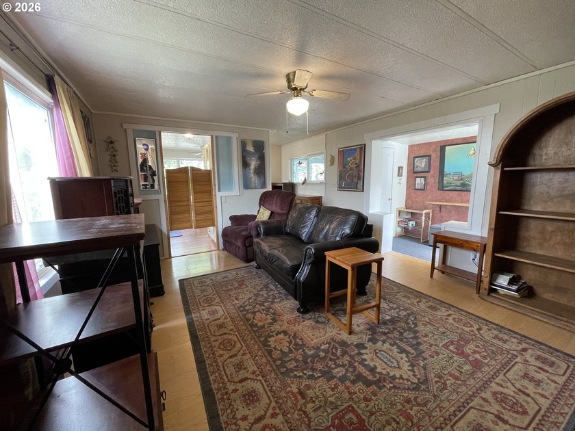 Welcome to this well kept 2 bedroom, 2 bathroom single-wide - photo 9