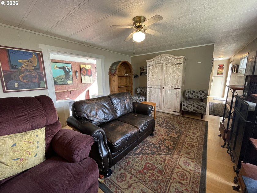 Welcome to this well kept 2 bedroom, 2 bathroom single-wide - photo 10