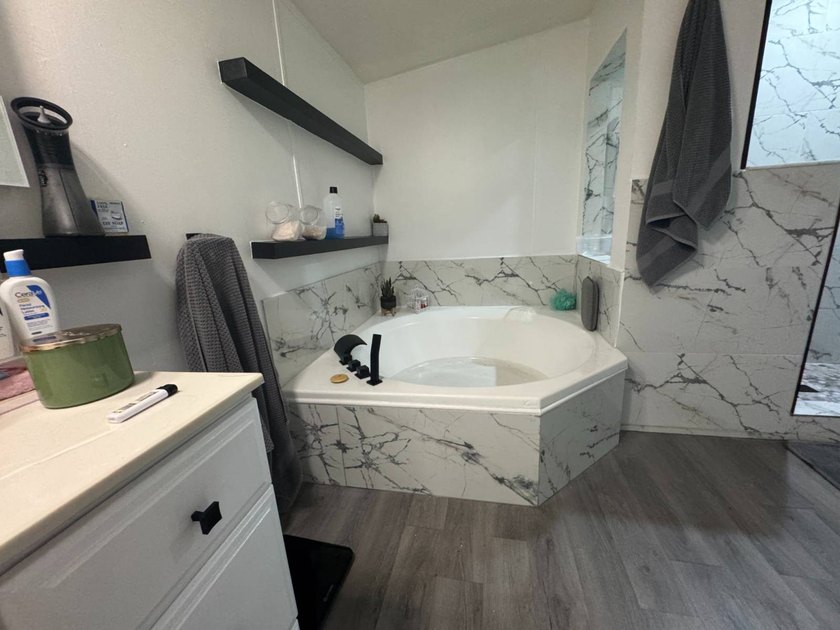 BIG REDUCTION!!!!NEW AC UNIT 2026 ROOF 2025. Beautiful 4 Bedroom - photo 31