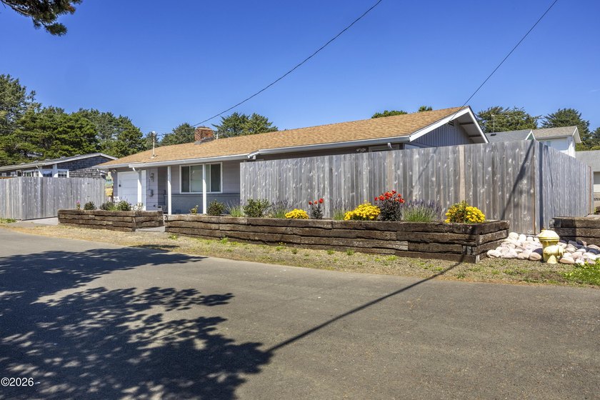 A well-maintained 2-bedroom, 1-bathroom single-level home in - photo 4