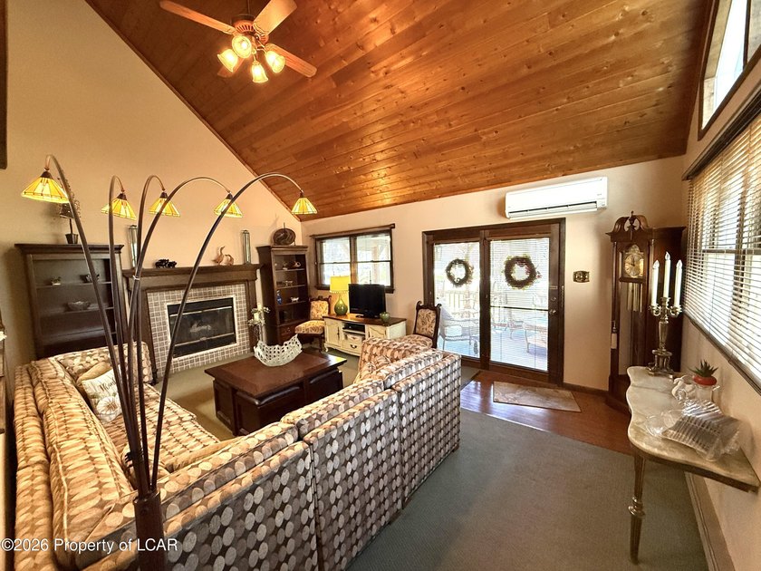 Awesome meticulously maintained 3 BR, 2 Bath Beech Mtn saltbox - photo 4