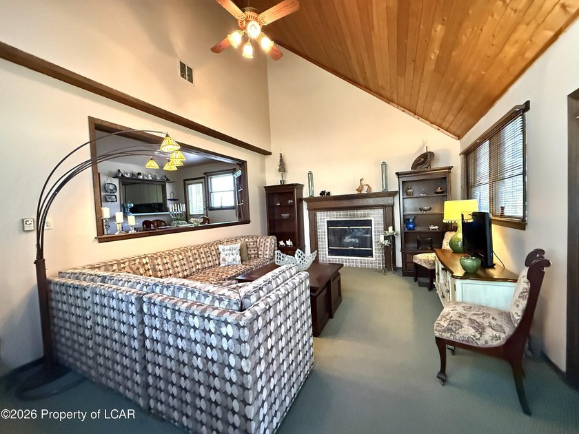 Awesome meticulously maintained 3 BR, 2 Bath Beech Mtn saltbox - photo 6
