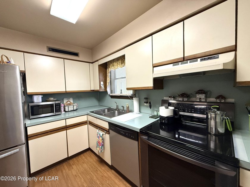 Awesome meticulously maintained 3 BR, 2 Bath Beech Mtn saltbox - photo 10