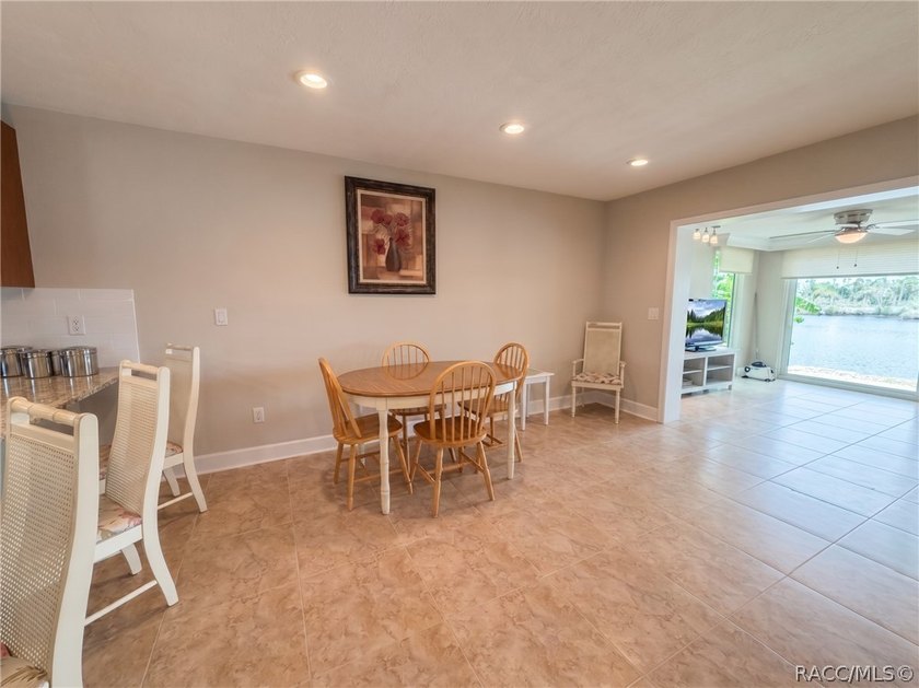 This lovely waterfront, remodeled, fully furnished, end unit - photo 11