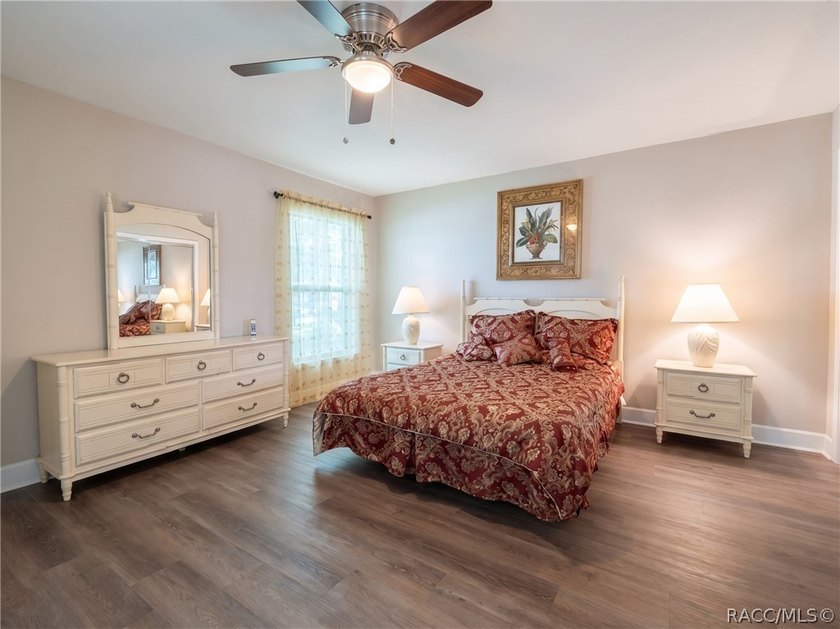 This lovely waterfront, remodeled, fully furnished, end unit - photo 16