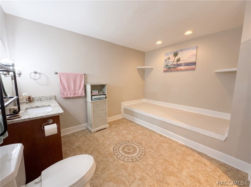 This lovely waterfront, remodeled, fully furnished, end unit - photo 18
