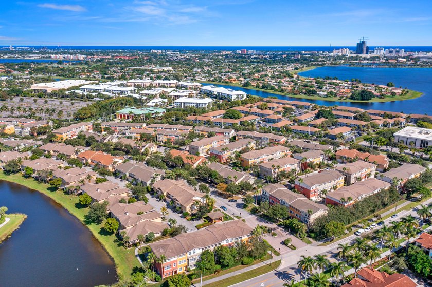 Beautifully renovated two-story residence in the gated CitySide - photo 42