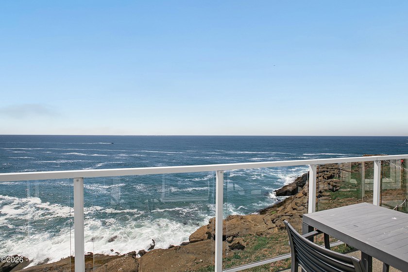 Perched on the top floor with sweeping panoramic ocean views - photo 2
