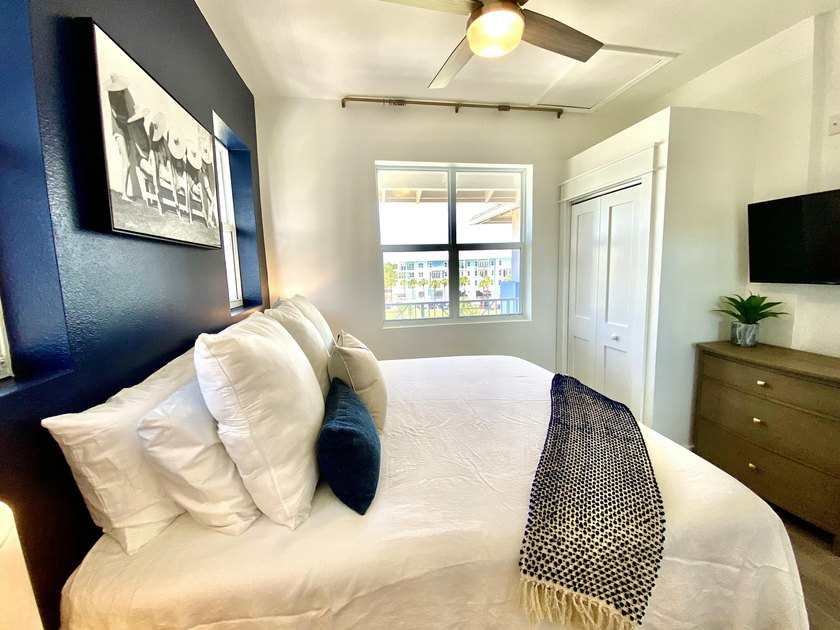 Adorable, completely renovated top floor, corner unit in Gulf - photo 22