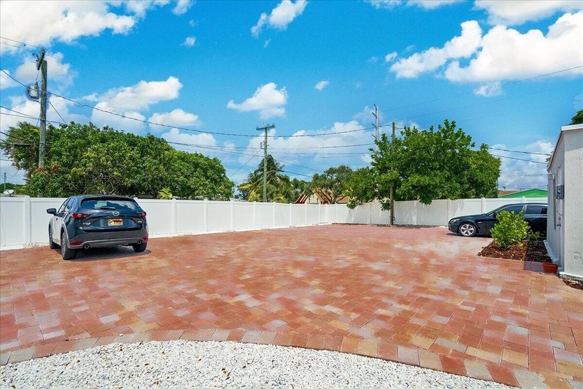 Discover this exceptional 5-unit apartment property, a rare - photo 12