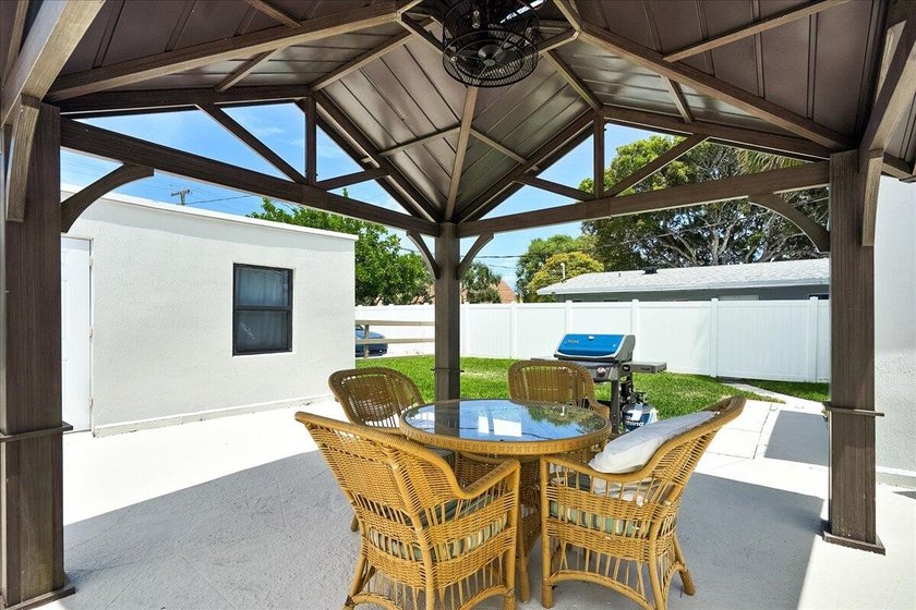 Discover this exceptional 5-unit apartment property, a rare - photo 19
